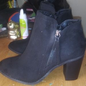 NWOB Black suede booties